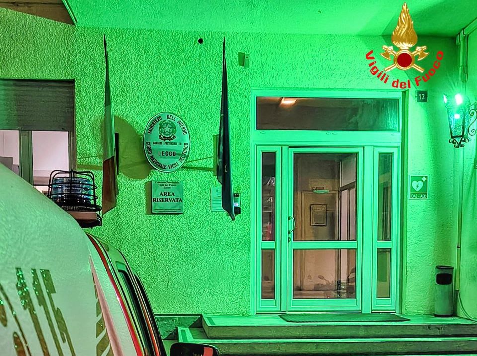 Giornata mondiale della consapevolezza PANS PANDAS: la caserma dei Vigili del Fuoco di Lecco si illumina di verde