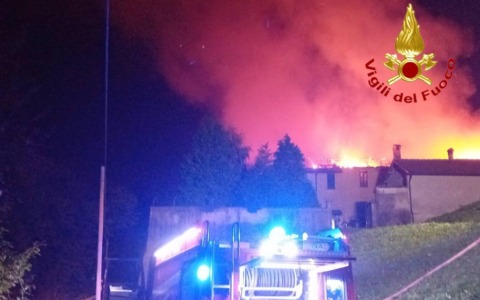 Le fiamme divorano il monastero della Bernaga: salve tutte le suore