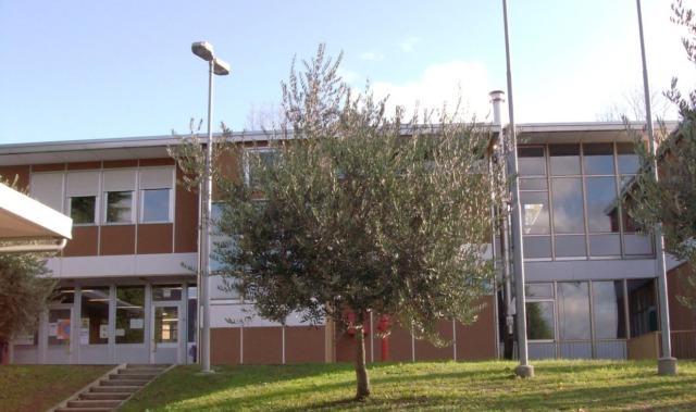 I genitori tuonano contro la chiusura della primaria: “Una pantomima”