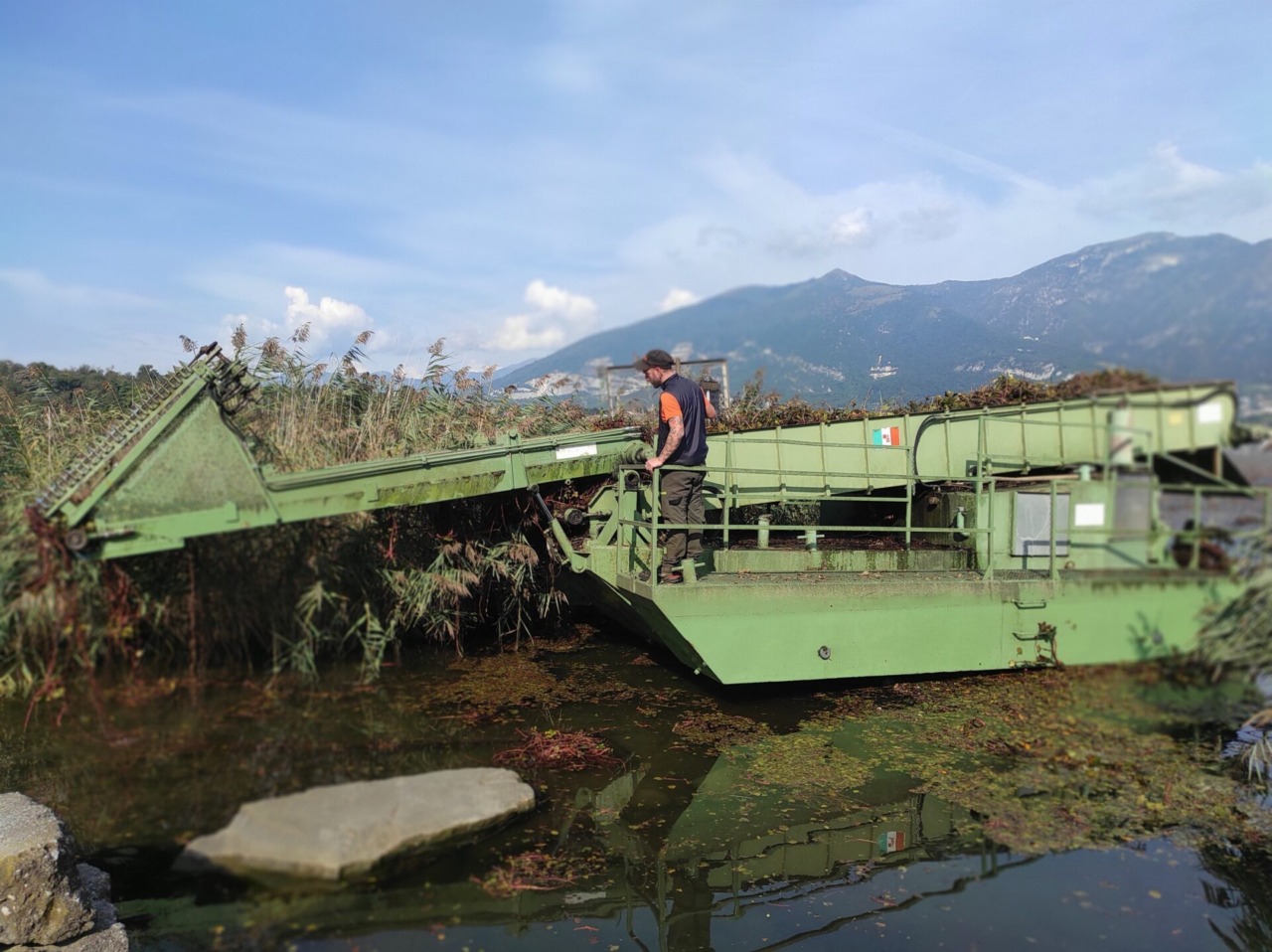 Provincia di Lecco e Autorità di Bacino: al via lo sfalcio delle alghe nei laghi