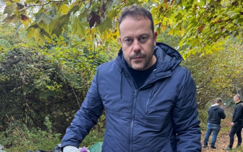 Un deputato e i volontari presi a sassate dagli spacciatori