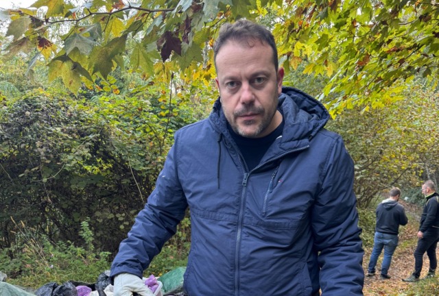 Un deputato e i volontari presi a sassate dagli spacciatori