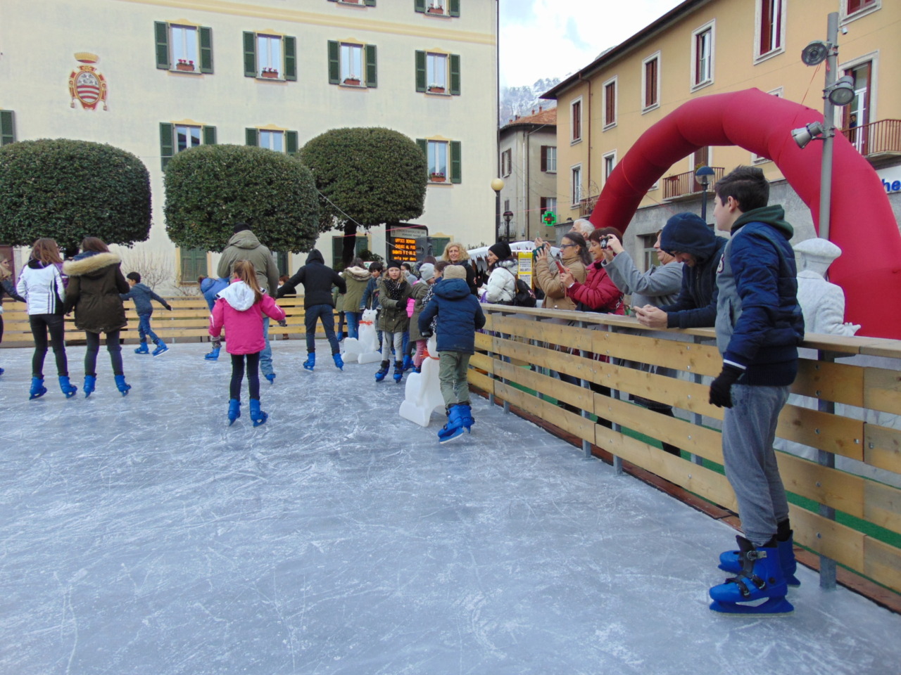 Mandello dà il via alle festività natalizie: pista di pattinaggio, luminarie e lotteria degli scontrini
