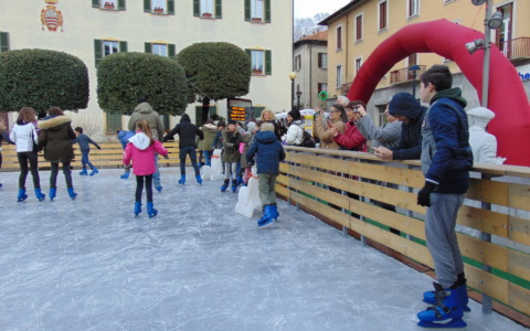 Mandello dà il via alle festività natalizie: pista di pattinaggio, luminarie e lotteria degli scontrini