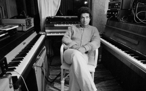 Raccolta firme contro il cambio di denominazione per dedicare parte di via Aldo Moro a Lucio Battisti