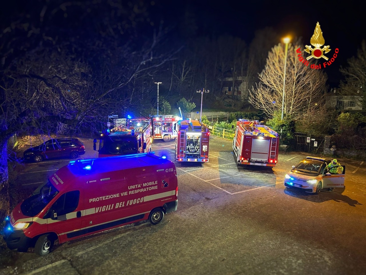 Incendio al tetto di un’abitazione, intervento in forze dei Vigili del fuoco