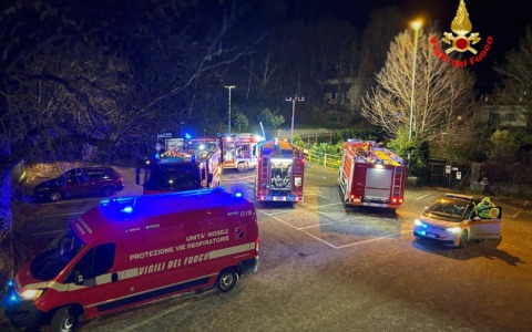 Incendio al tetto di un’abitazione, intervento in forze dei Vigili del fuoco