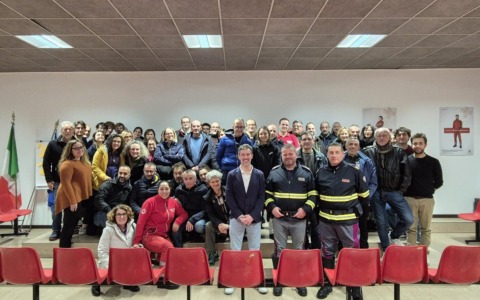 La Croce Rossa dona una panchina contro la violenza