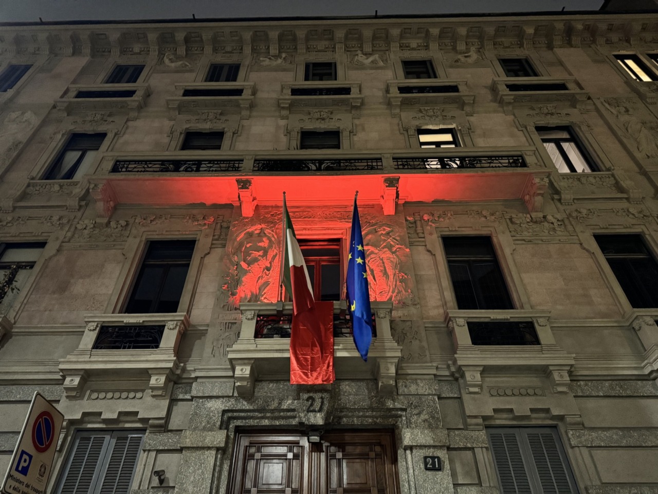 Luce rossa sui laghi: la Navigazione Laghi si accende contro la violenza sulle donne