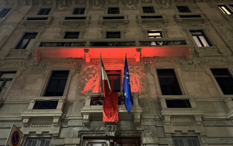 Luce rossa sui laghi: la Navigazione Laghi si accende contro la violenza sulle donne