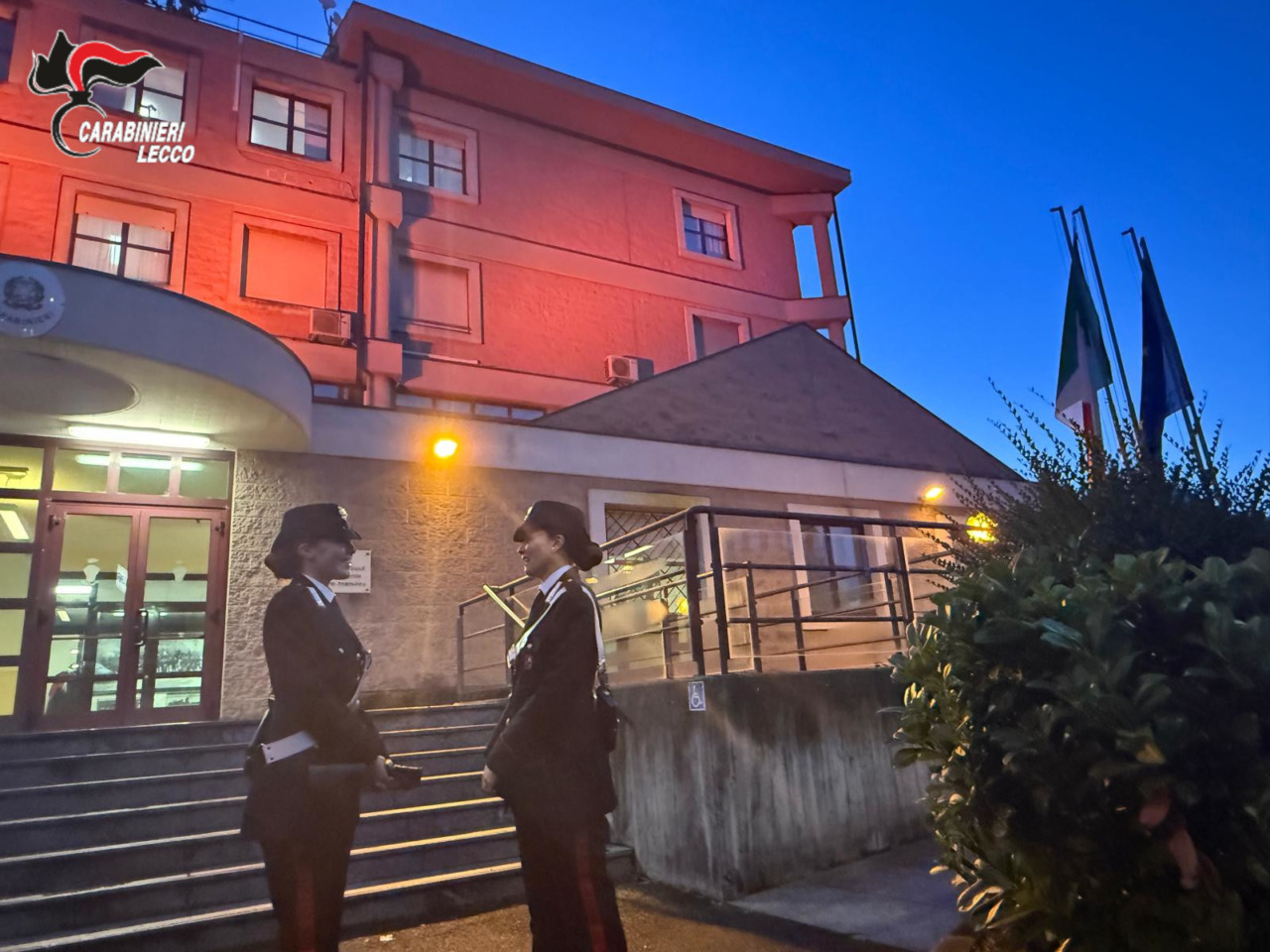 Basta violenza di genere: le caserme dell’Arma di Lecco si illuminano di arancione