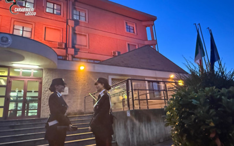 Basta violenza di genere: le caserme dell’Arma di Lecco si illuminano di arancione