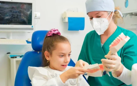 Il tuo dentista ti spiega:  perché curare i denti fin da piccoli?