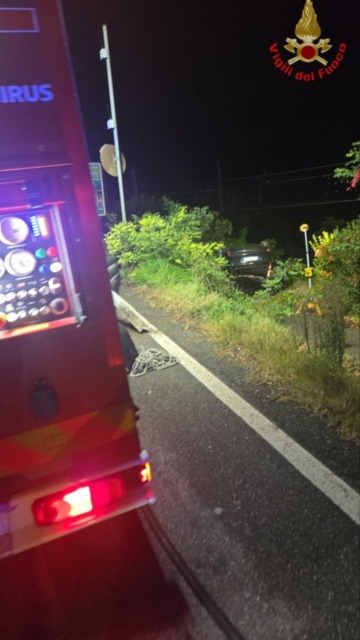 Auto esce di strada e si ribalta, paura per quattro giovanissimi