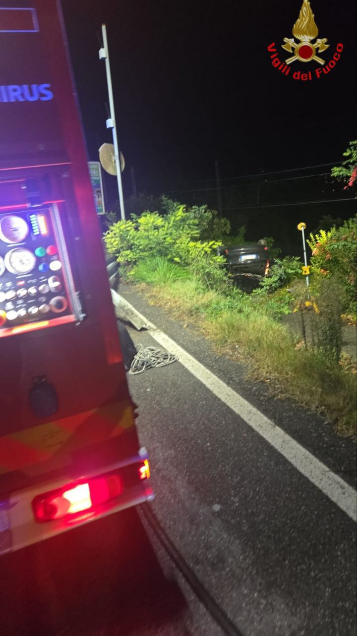 Auto esce di strada e si ribalta