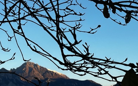Neve sul Grignone e ritorno del sole: i colori d’autunno incantano la provincia di Lecco