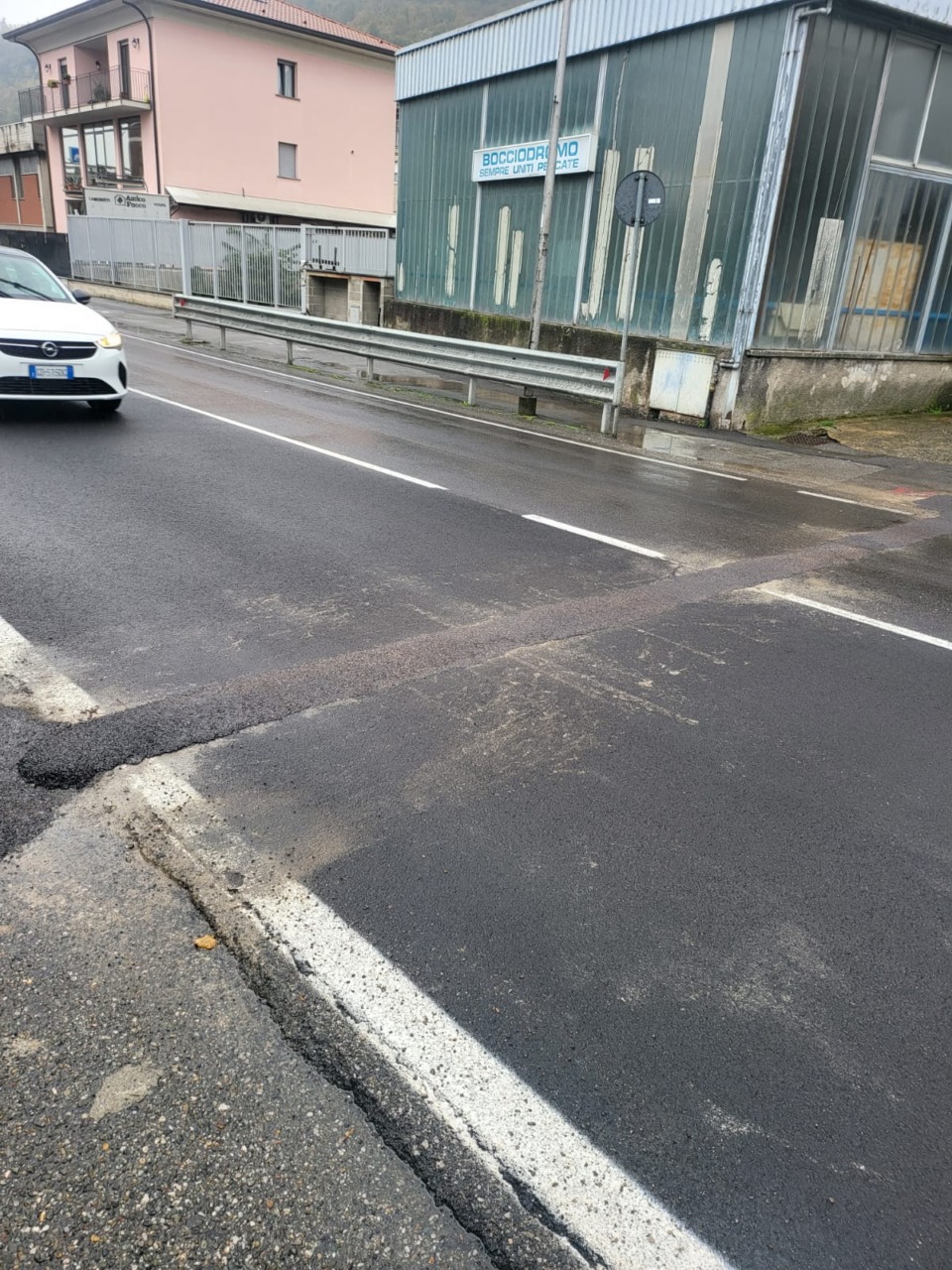 Pescate, strade dissestate da due anni per i lavori della fibra: il sindaco De Capitani chiede i danni