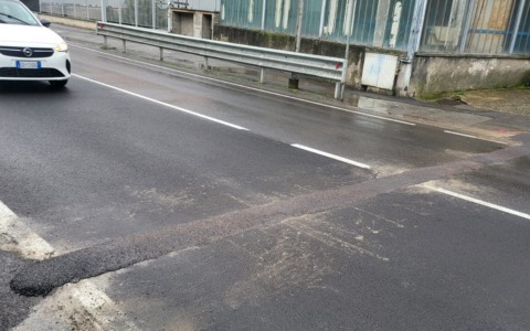 Pescate, strade dissestate da due anni per i lavori della fibra: il sindaco De Capitani chiede i danni