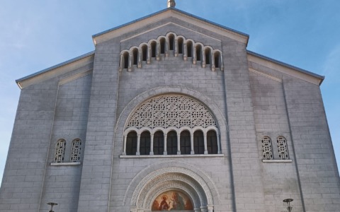 Ennesimo furto nella chiesa di Villa San Carlo: sparita la cassetta delle offerte per la Caritas