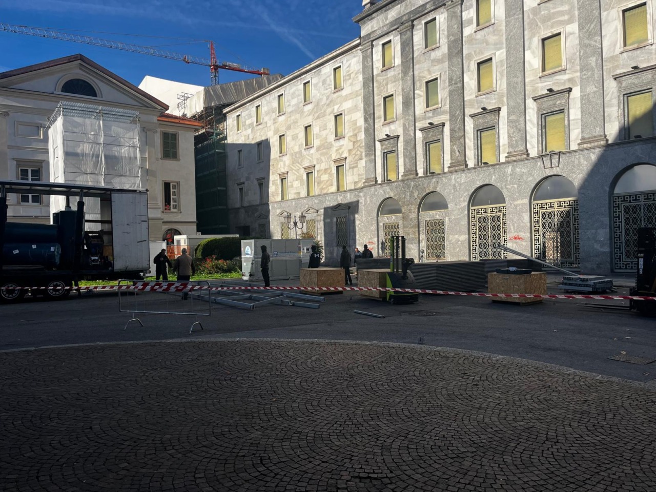 Fervono i preparativi per il Natale lecchese: luci, mercatini e pista di pattinaggio