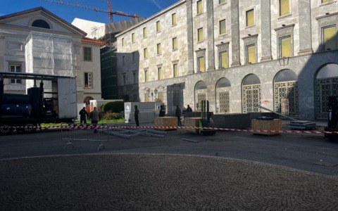 Fervono i preparativi per il Natale lecchese: luci, mercatini e pista di pattinaggio