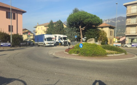 Camion in panne alla rotonda sulla provinciale: traffico in tilt a Olginate