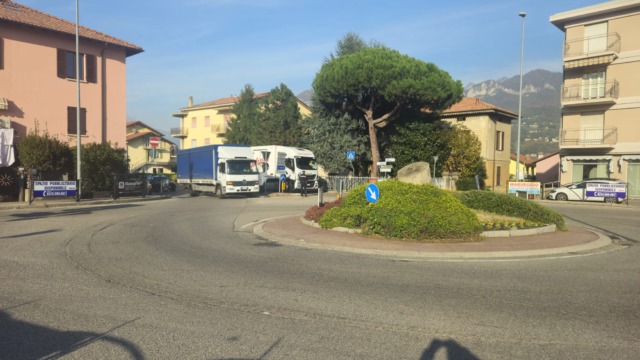 Camion in panne alla rotonda sulla provinciale: traffico in tilt a Olginate