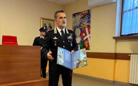 Lecco, presentato il calendario storico dell’Arma 2026. I protagonisti sono gli “eroi quotidiani”