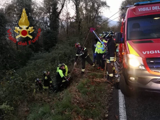Auto finisce in una scarpata, intervento dei Vigili del fuoco all’alba