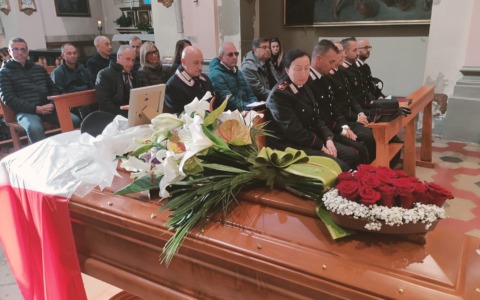 “Un uomo che ha vissuto con determinazione e coraggio”, lacrime e commozione al funerale del brigadiere capo Giovanni Decenvirale