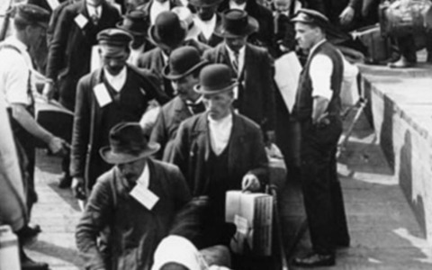 “L’altro e noi”: in scena a Lecco un viaggio introspettivo tra luci e ombre dell’immigrazione