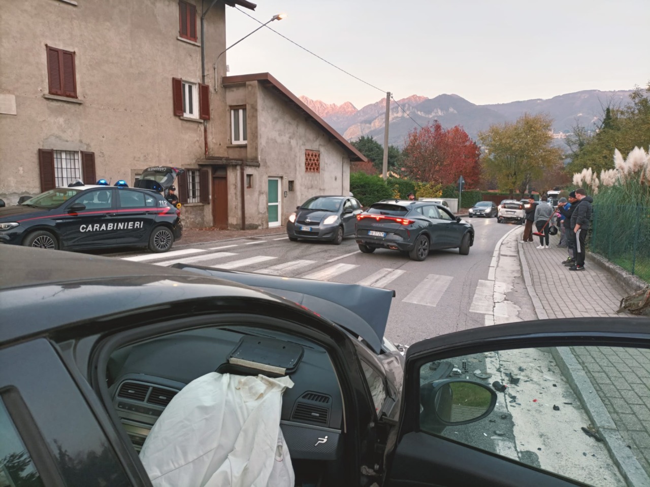 Tamponamento fra auto a Valgreghentino, investita una 74enne