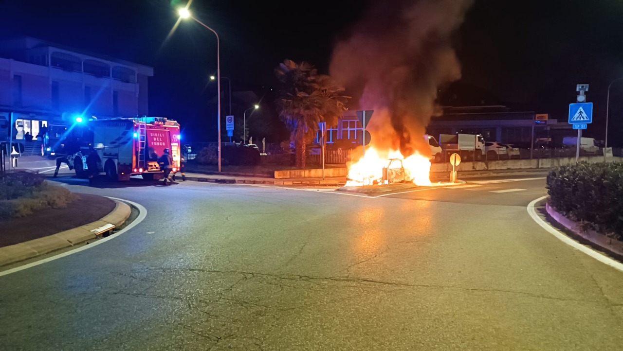 Dolzago: auto a fuoco sulla Provinciale. Salvi tutti gli occupanti