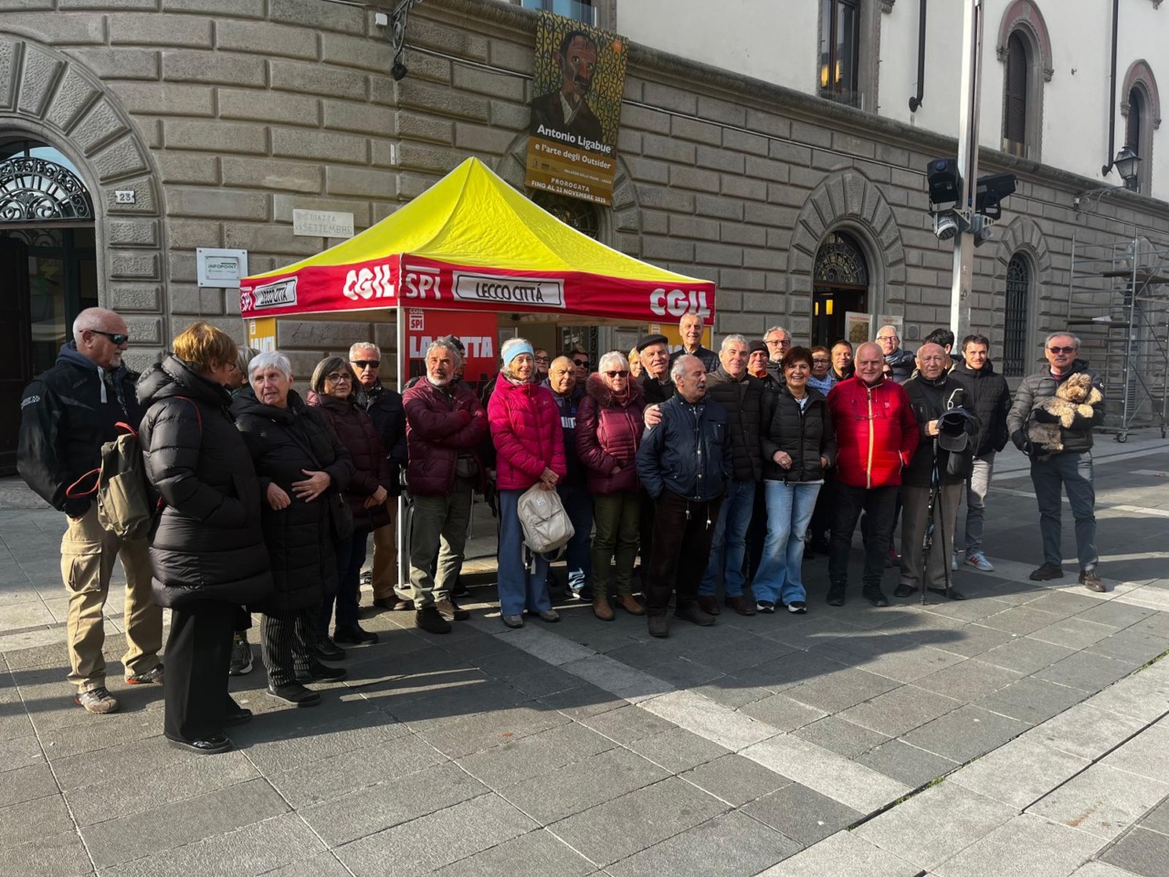 Pensionati lecchesi in piazza: diritti e dignità al centro della protesta
