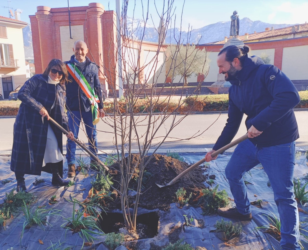Una magnolia sul lungolago per tutti i nati del 2025
