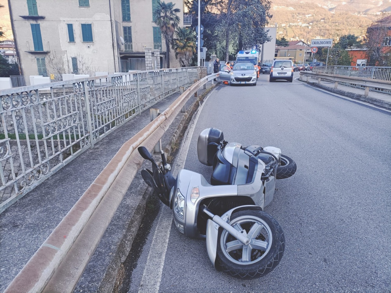Scontro tra una moto e un’auto, grave il centauro