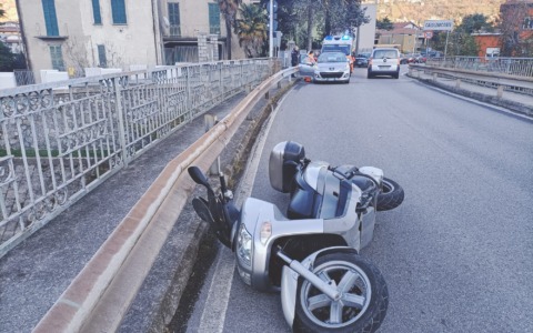 Scontro tra una moto e un’auto, grave il centauro