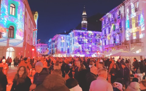 Luci su Lecco, acceso il Natale 2025: videoproiezioni e luminarie ora illuminano la città