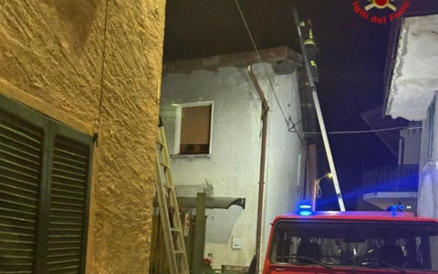 Canna fumaria in fiamme a Cortabbio, intervento dei Vigili del fuoco nella notte