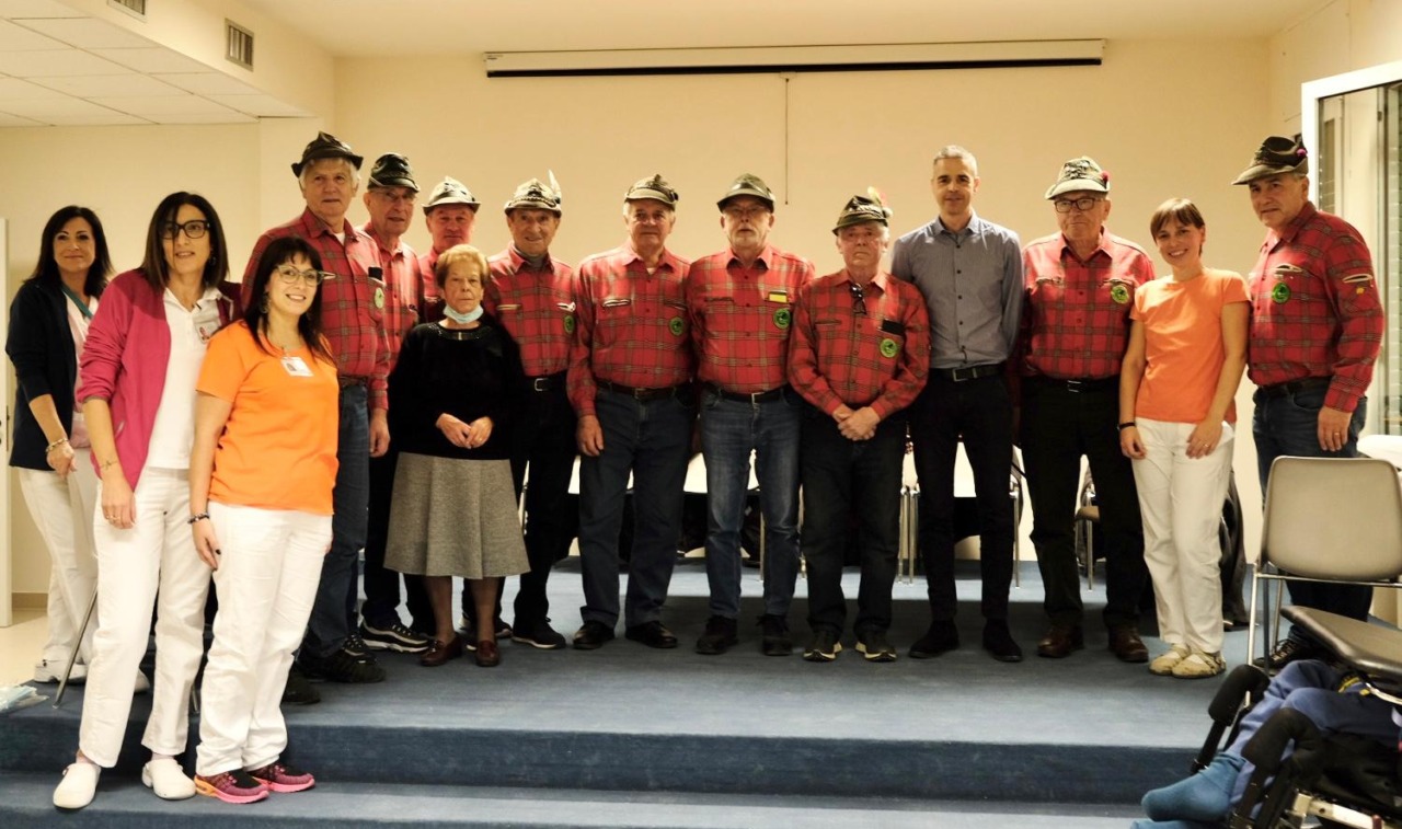 Un nuovo stereo alla Rsa Brambilla Nava di Civate grazie alla generosità degli Alpini