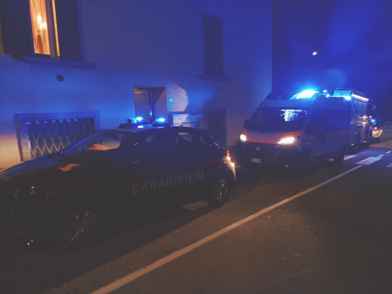 Vercurago, 44enne in stato alterato: mobilitazione di forze dell’ordine, ambulanza e Vigili del fuoco