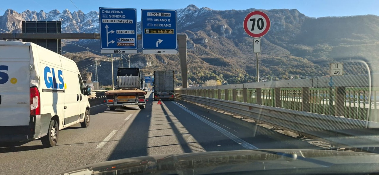 Camion bloccato sul Terzo Ponte: traffico rallentato sulla SS36 e nel tunnel del Monte Barro