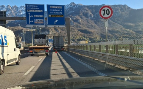 Camion bloccato sul Terzo Ponte: traffico rallentato sulla SS36 e nel tunnel del Monte Barro