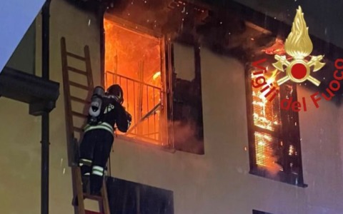 Appartamenti avvolti dalle fiamme a Ponte Lambro, intervenuti anche i Vigili del fuoco di Valmadrera