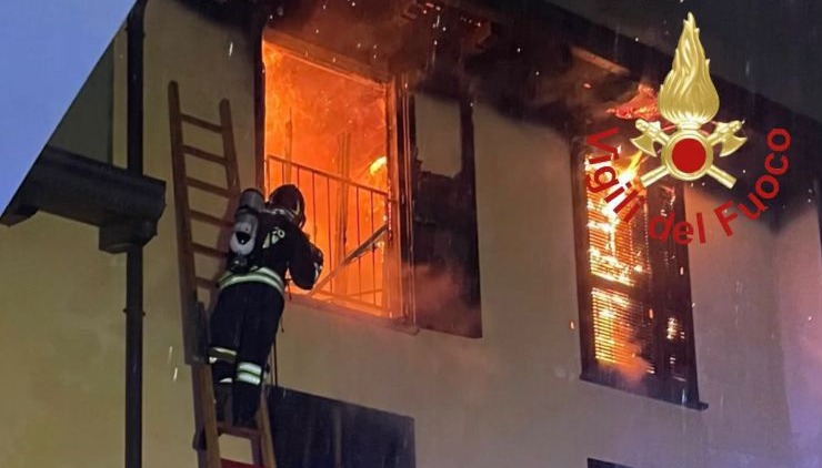Appartamenti avvolti dalle fiamme a Ponte Lambro, intervenuti anche i Vigili del fuoco di Valmadrera