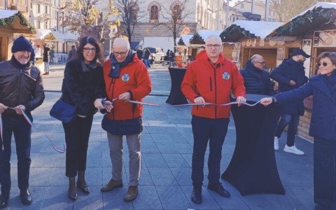 Lecco: inaugurato il mercatino di Natale in piazza Cermenati, targato Fiva Confcommercio