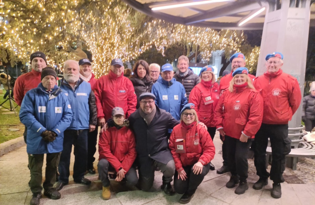 Lecco, si accendono le luci del grande albero di Natale in piazza Mazzini