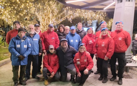 Lecco, si accendono le luci del grande albero di Natale in piazza Mazzini