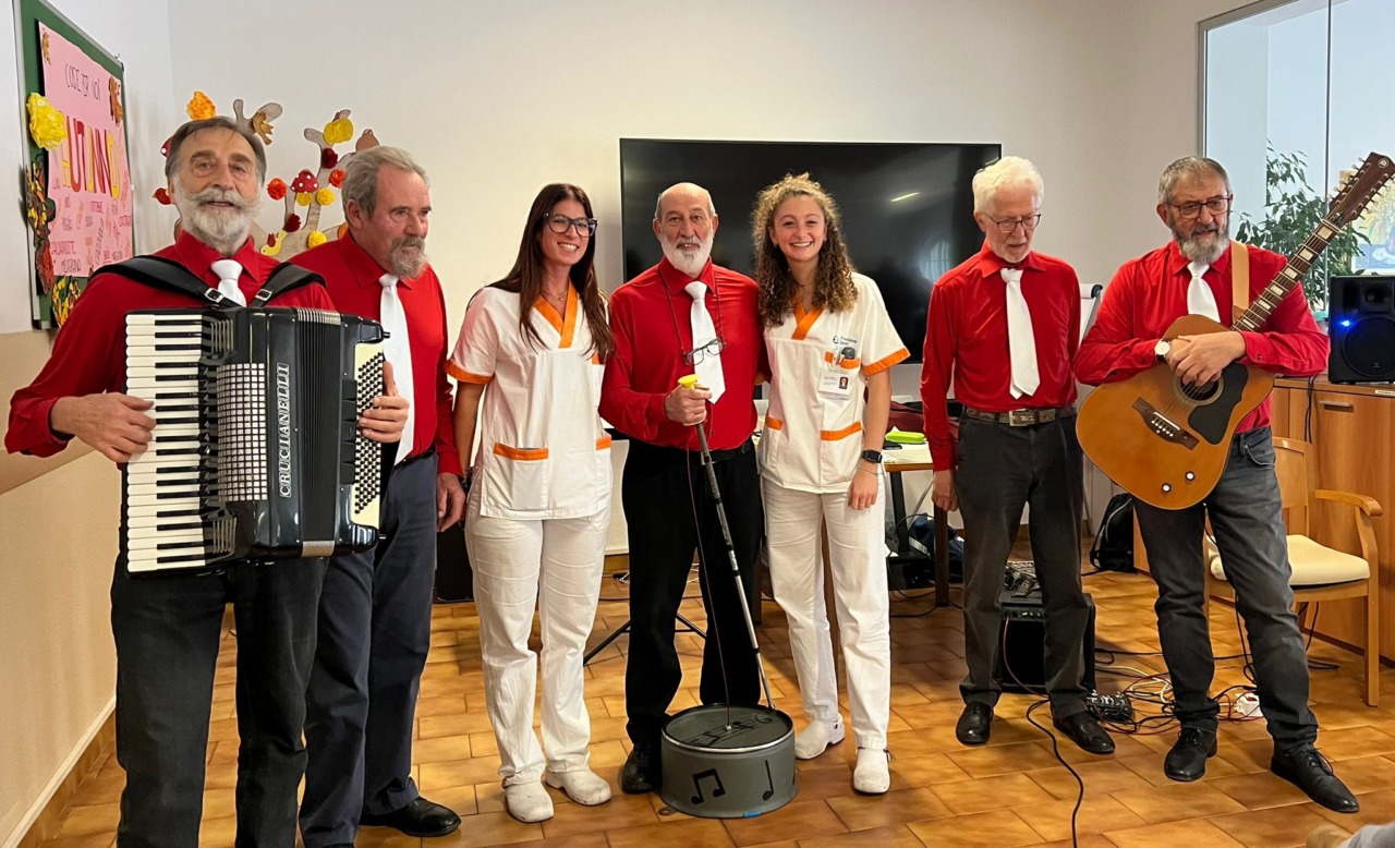 Un mattino di musica e sorrisi alla RSA “Dr Luigi e Regina Sironi”