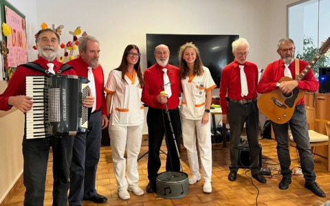Un mattino di musica e sorrisi alla RSA “Dr Luigi e Regina Sironi”